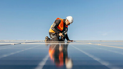 solar panel being installed in Florida | American Mastercraft